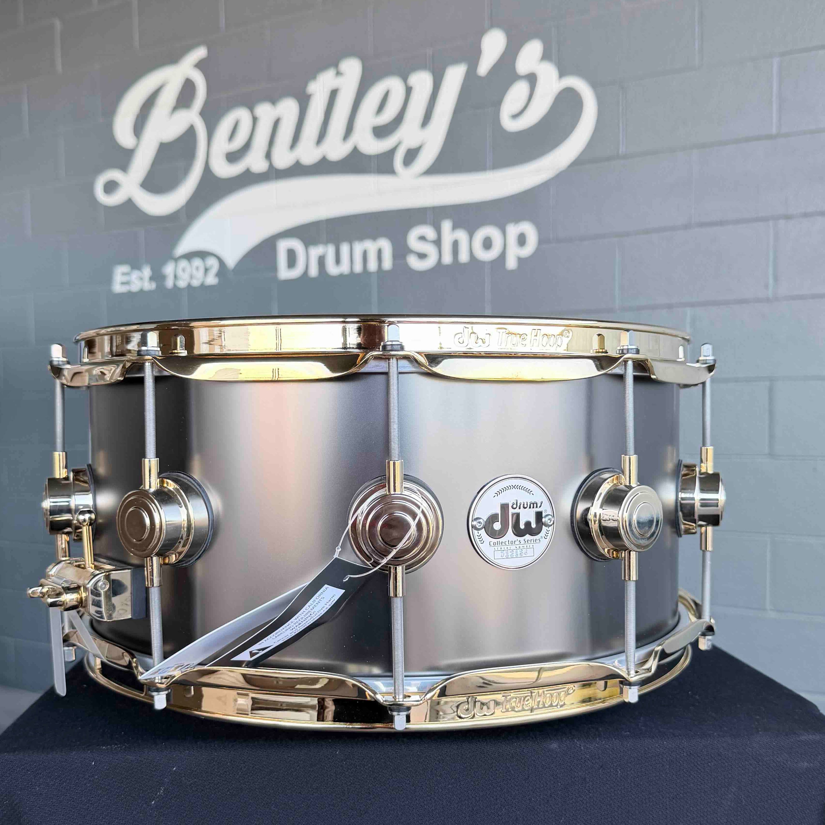 Caisse claire DW 6,5 x 14" en nickel noir satiné sur laiton de 1 mm avec matériel doré