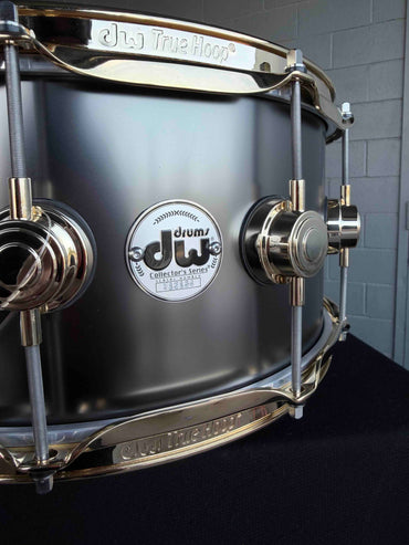 Caisse claire DW 6,5 x 14" en nickel noir satiné sur laiton de 1 mm avec matériel doré