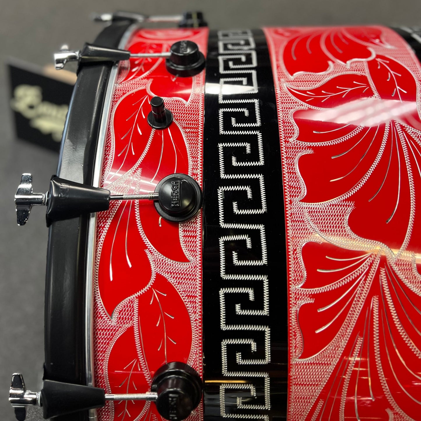 Tambora de 20 x 24" de Herch Percussion en negro anodizado y rojo con estuche GRATIS