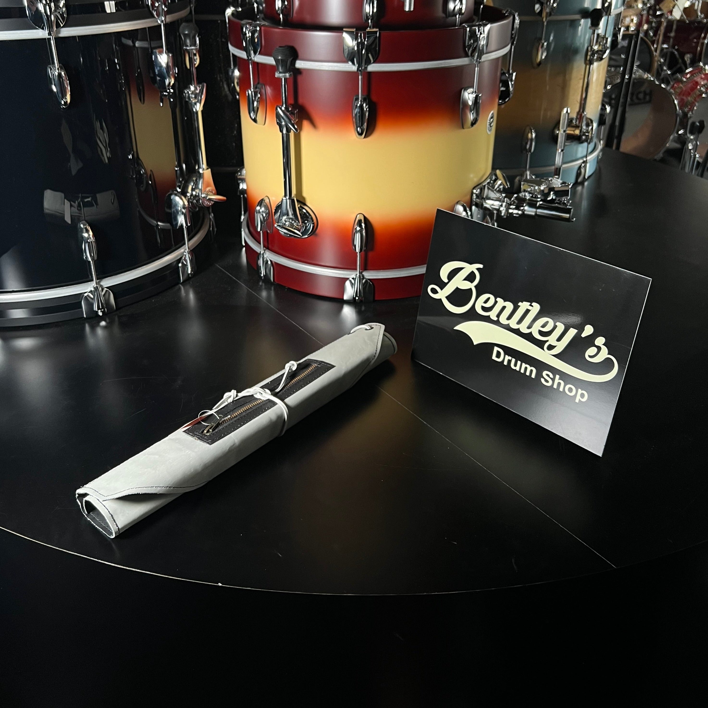 Bolsa para baquetas de cuero blanca hecha a mano de Bentley's Drum Shop con correa blanca