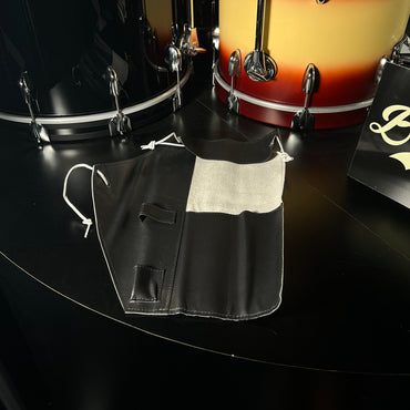 Bolsa para baquetas de cuero blanca hecha a mano de Bentley's Drum Shop con correa blanca