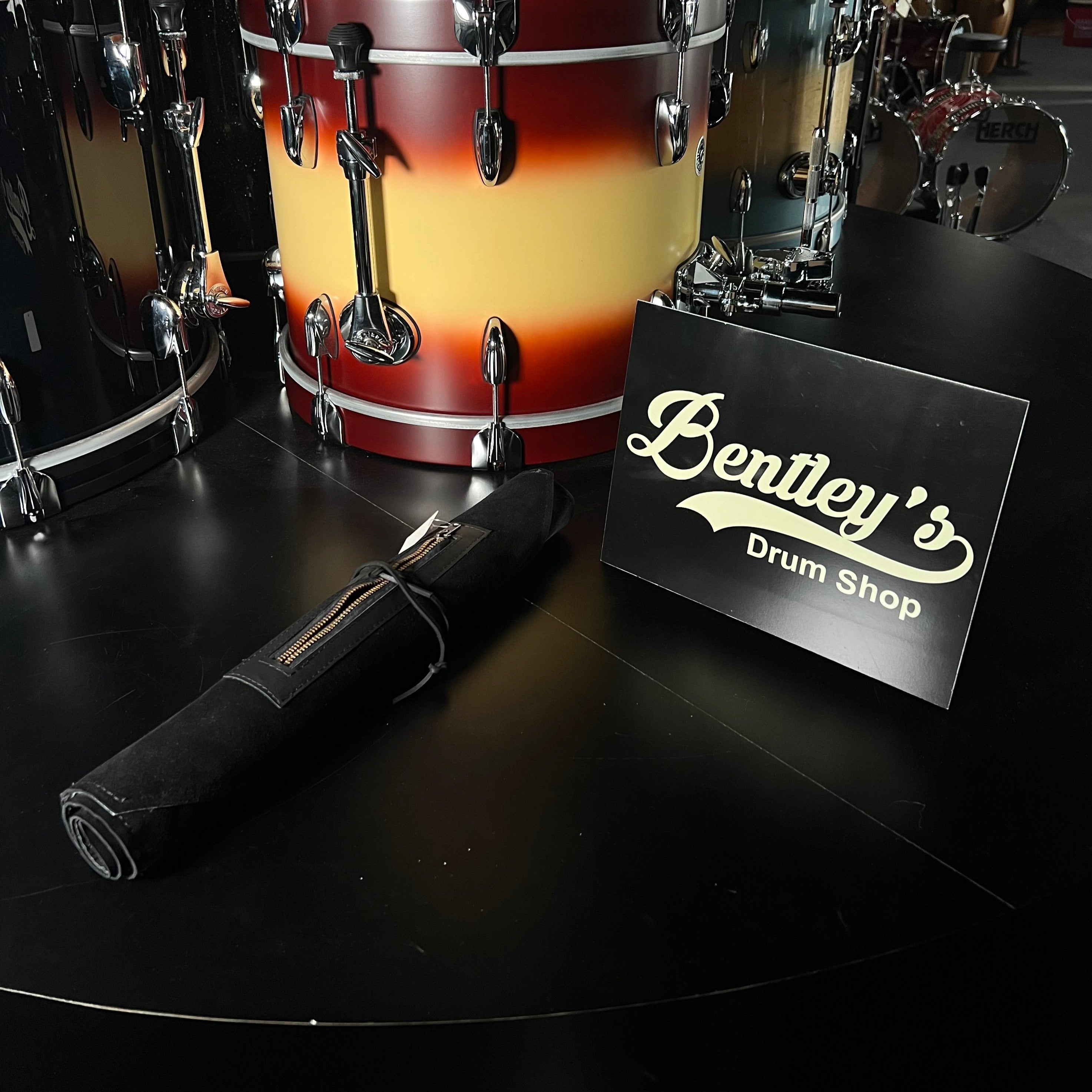 Bolsa de cuero de lujo para baquetas hecha a mano de Bentley's Drum Shop en gamuza negra