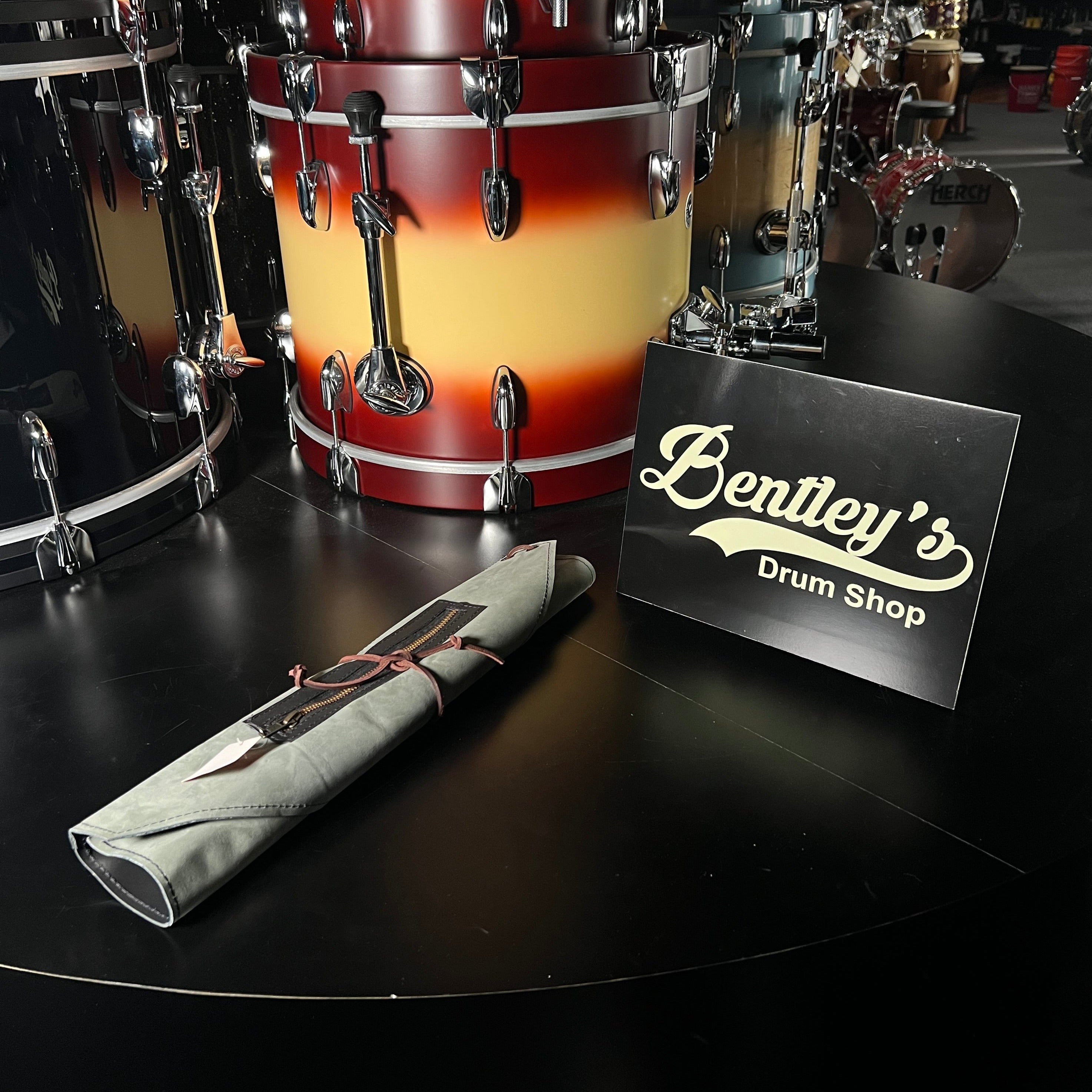 Bolsa para baquetas de cuero hecha a mano de Bentley's Drum Shop en gamuza gris oscuro
