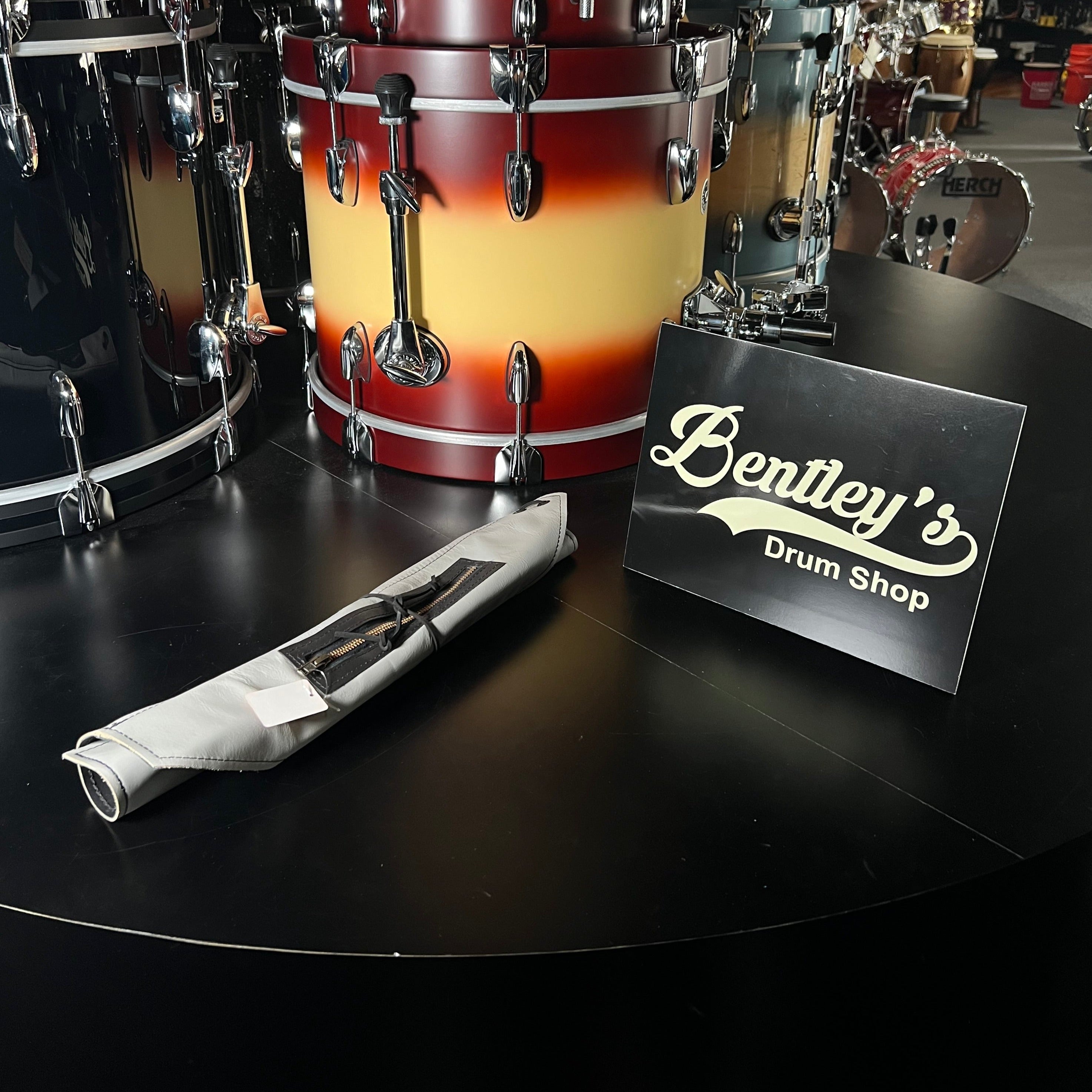 Bolsa para baquetas de cuero blanca con correa negra hecha a mano de Bentley's Drum Shop