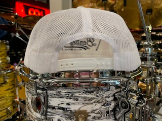 *NUEVA* Gorra de camionero con cierre trasero tipo snapback Drum Shop de Bentley en color blanco y logotipo negro