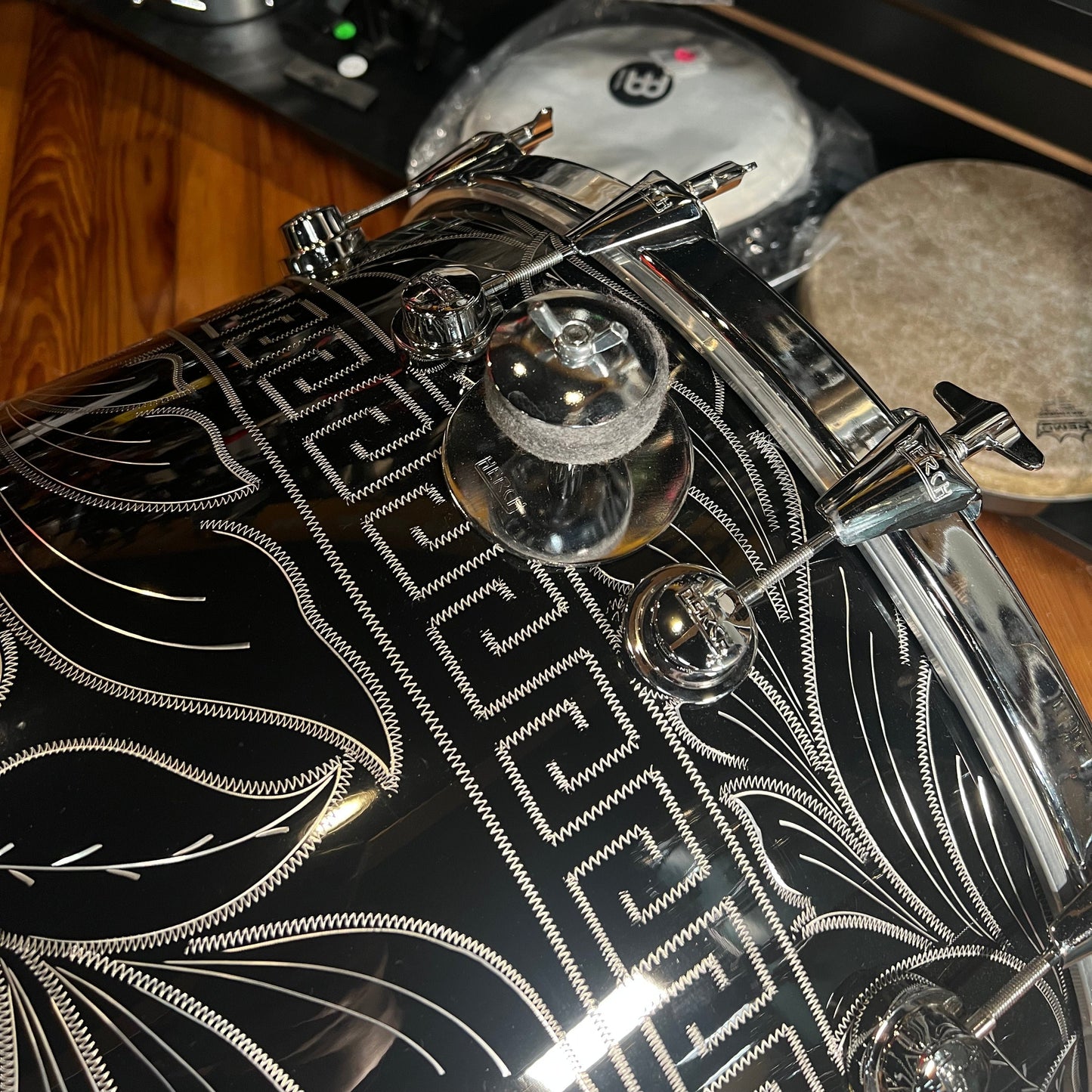 Tambora de 20 x 22" de Herch Percussion en calendario azteca anodizado negro con estuche GRATIS