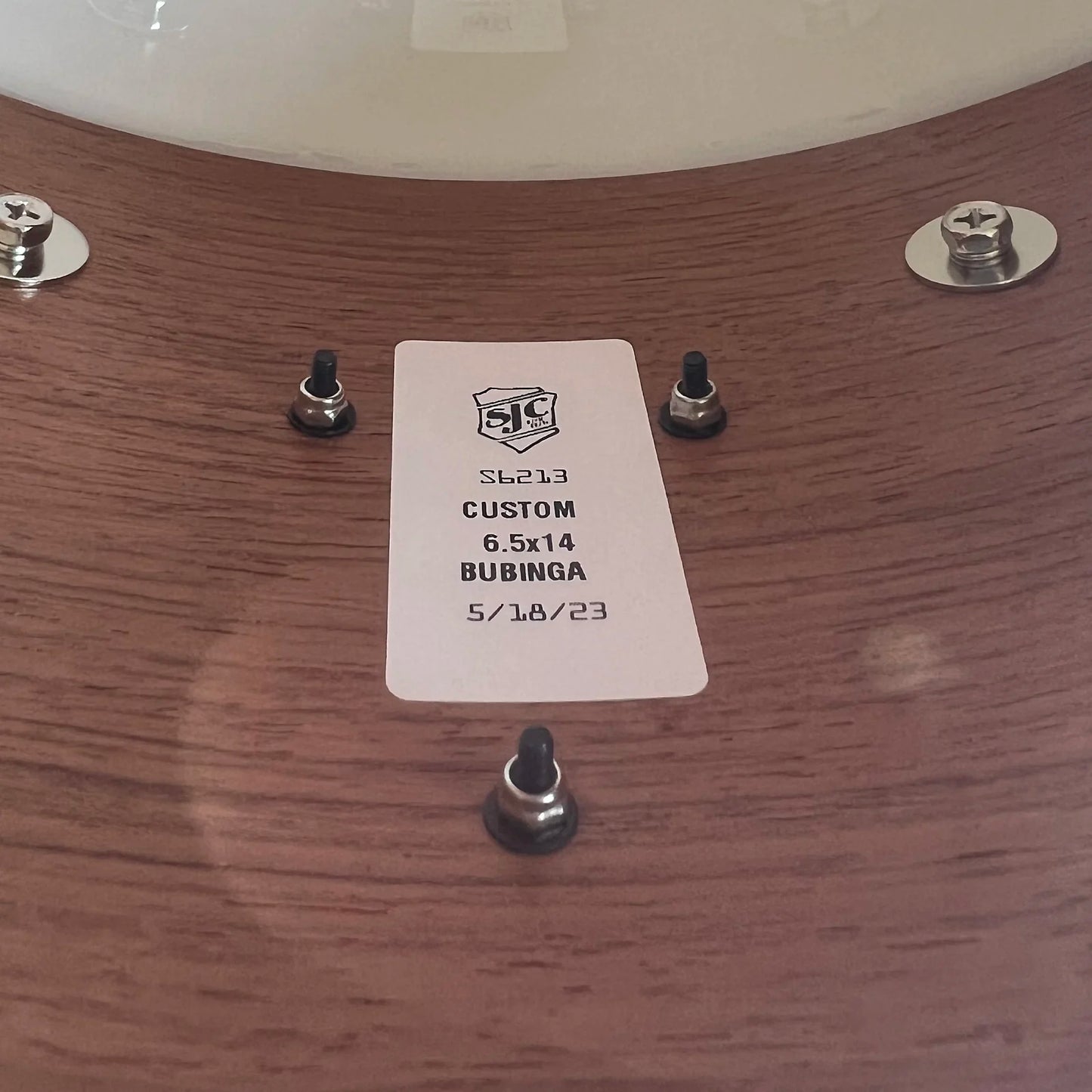 Caja de bubinga SJC Custom de 6,5 x 14" con herrajes de níquel negro