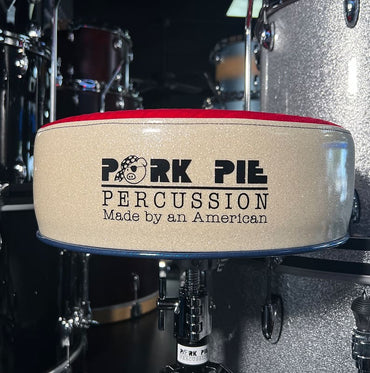 *Edición especial* Trono de tambor redondo Pork Pie en punta de terciopelo rojo con remolino, laterales blancos brillantes y borde azul