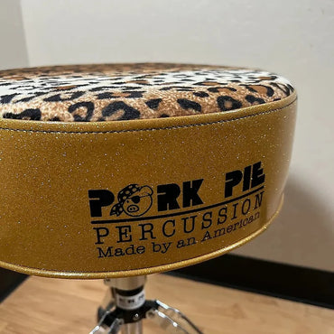 Trono redondo Pork Pie con parte superior de terciopelo de leopardo y laterales con destellos dorados *EN STOCK*