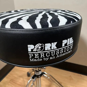 Trono redondo Pork Pie con parte superior de terciopelo de cebra y costados negros *EN STOCK*