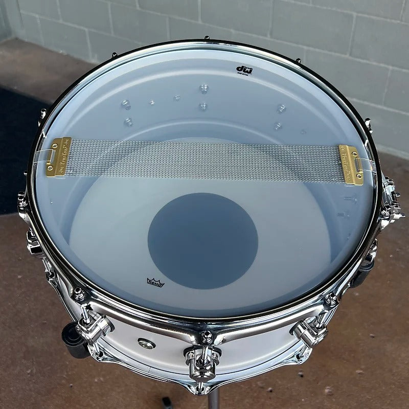 Caja de aluminio mate de 6,5 x 14" de la serie Design DW DDSD6514MACR