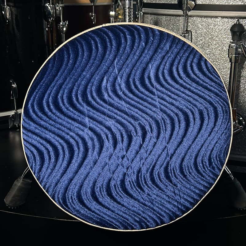 Trono redondo Pork Pie con parte superior de terciopelo azul marino con remolinos y laterales blancos brillantes