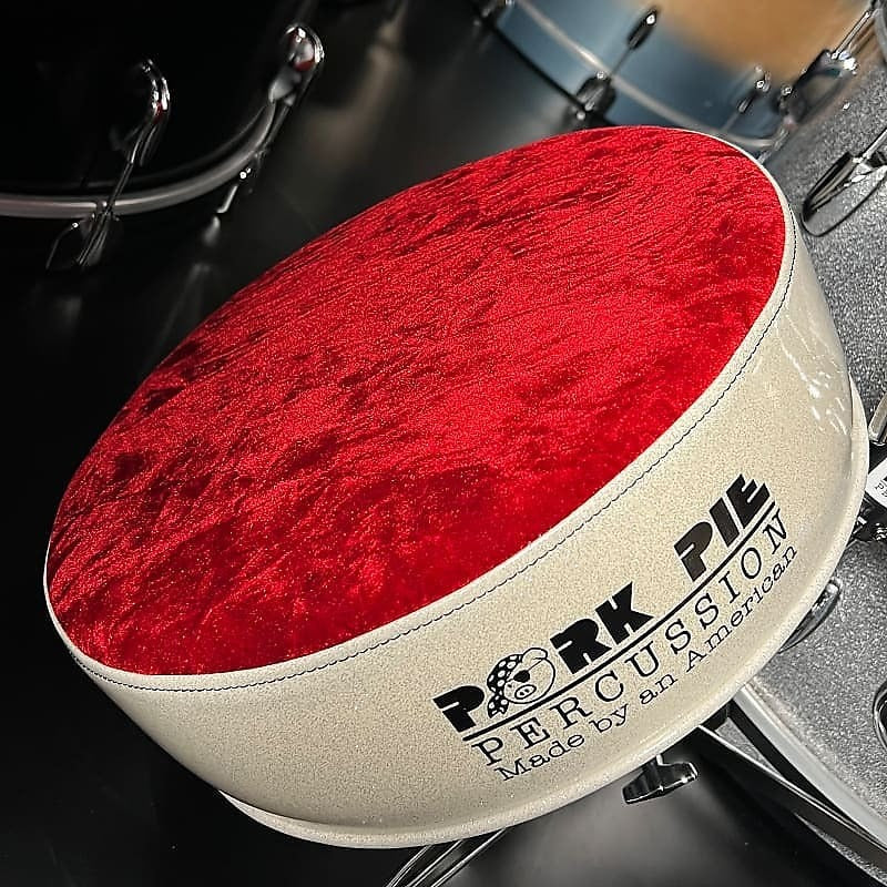 Trono redondo de pastel de cerdo con parte superior de terciopelo rojo y laterales con destellos blancos