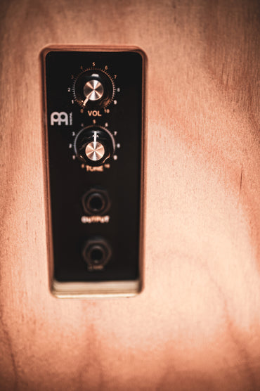 Cajón de la serie Snarecraft con pastilla Meinl Percussion PSC100NT en color natural