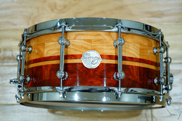 Caisse claire "Equinox" Doc Sweeney Drums 6,5x14" Cherry & Redheart avec noyer courbé à la vapeur