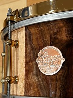 Caisse claire Doc Sweeney 14x5,5 Stave Claro Walnut & Birdseye Maple avec matériel Aztec Gold Tout neuf