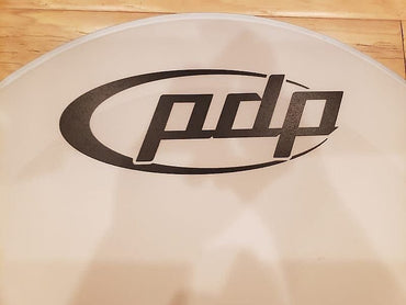 Peau de grosse caisse PDP 18" avec revêtement logo en blanc
