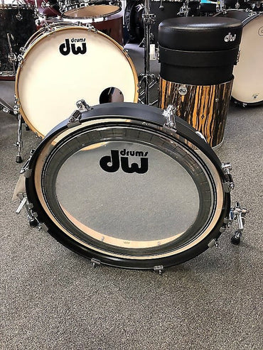 DW DDBD0320BLCR Bombo tipo panqueque de 3 x 20" de la serie Design en negro satinado con espuelas de sujeción de aro