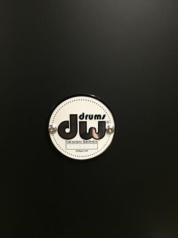 Tom de piso de 16 x 18" de la serie Design DW DDLM1618TTBL en negro satinado