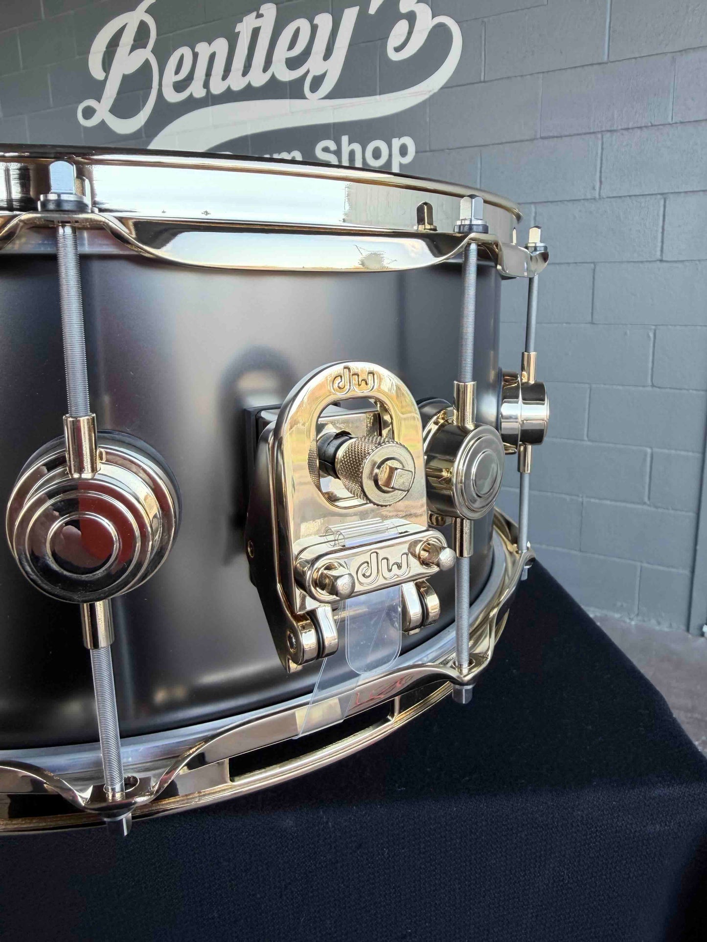 Caisse claire DW 6,5 x 14" en nickel noir satiné sur laiton de 1 mm avec matériel doré