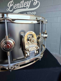 Caisse claire DW 6,5 x 14" en nickel noir satiné sur laiton de 1 mm avec matériel doré