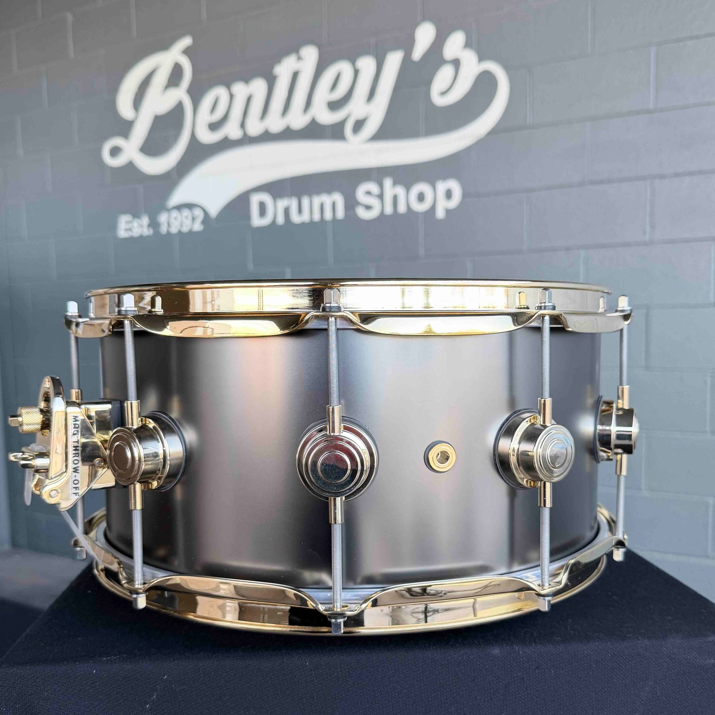 Caisse claire DW 6,5 x 14" en nickel noir satiné sur laiton de 1 mm avec matériel doré