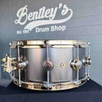 Caisse claire DW 6,5 x 14" en nickel noir satiné sur laiton de 1 mm avec matériel doré