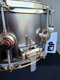 Caisse claire DW 6,5 x 14" en nickel noir satiné sur laiton de 1 mm avec matériel doré