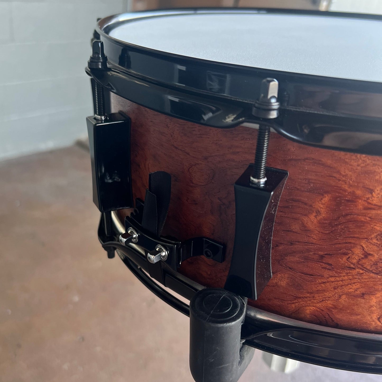 Caisse claire Pork Pie USA Custom 5,5 x 14 po 10 plis en bubinga pur avec matériel noir et satin matelassé