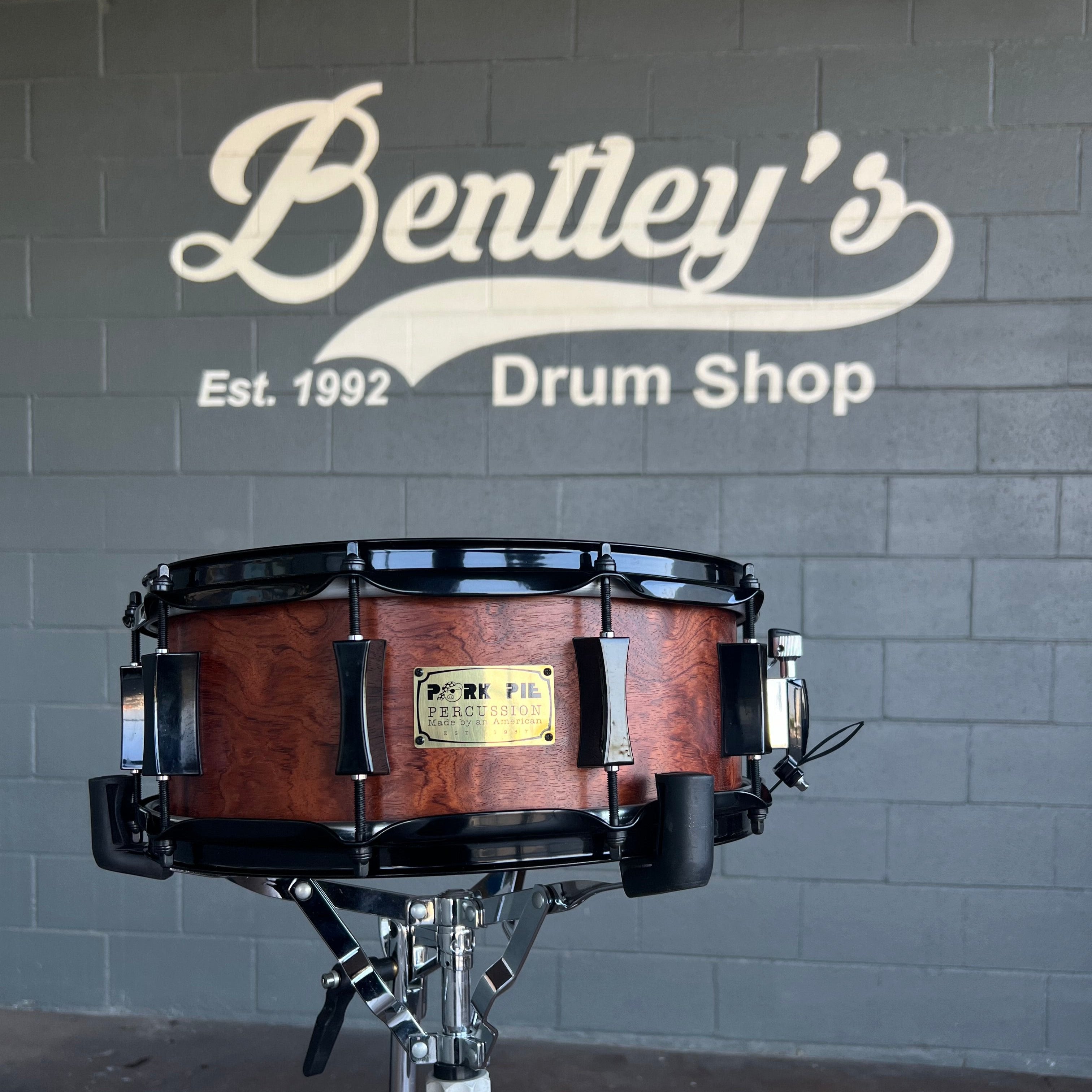 Caisse claire Pork Pie USA Custom 5,5 x 14 po 10 plis en bubinga pur avec matériel noir et satin matelassé