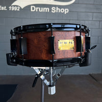 Caisse claire Pork Pie USA Custom 5,5 x 14 po 10 plis en bubinga pur avec matériel noir et satin matelassé