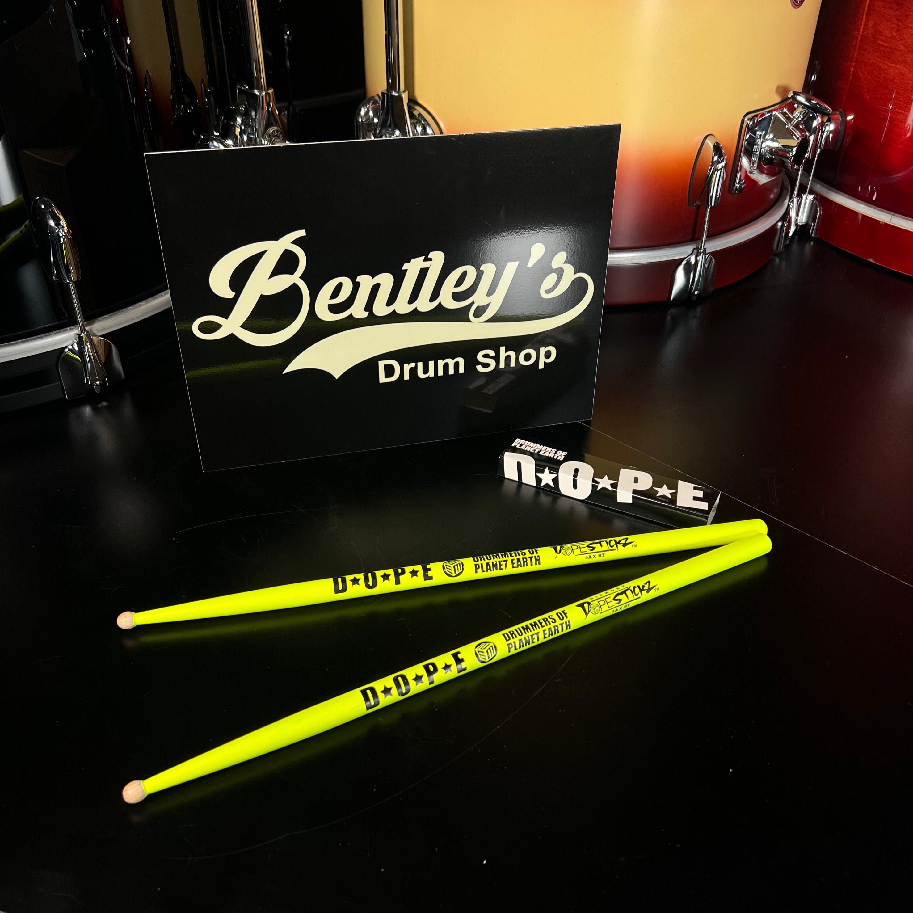 Paire de baguettes de batterie Dope Stickz Neon Glow 5AX BT (pointe sphérique)