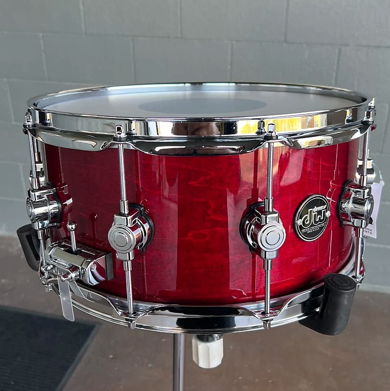 Caisse claire DW Performance Series 6,5x14" en teinte cerisier