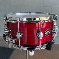 Caisse claire DW Performance Series 6,5x14" en teinte cerisier