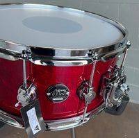 Caisse claire DW Performance Series 6,5x14" en teinte cerisier