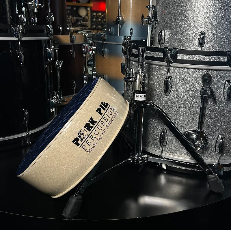 Trono redondo Pork Pie con parte superior de terciopelo azul marino con remolinos y laterales blancos brillantes