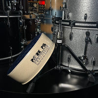 Trono redondo Pork Pie con parte superior de terciopelo azul marino con remolinos y laterales blancos brillantes