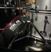 Trône à tambour rond Pork Pie avec dessus en écrasement rouge et côtés scintillants en charbon de bois