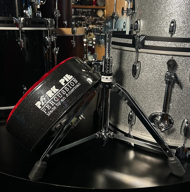 Trône à tambour rond Pork Pie avec dessus en écrasement rouge et côtés scintillants en charbon de bois