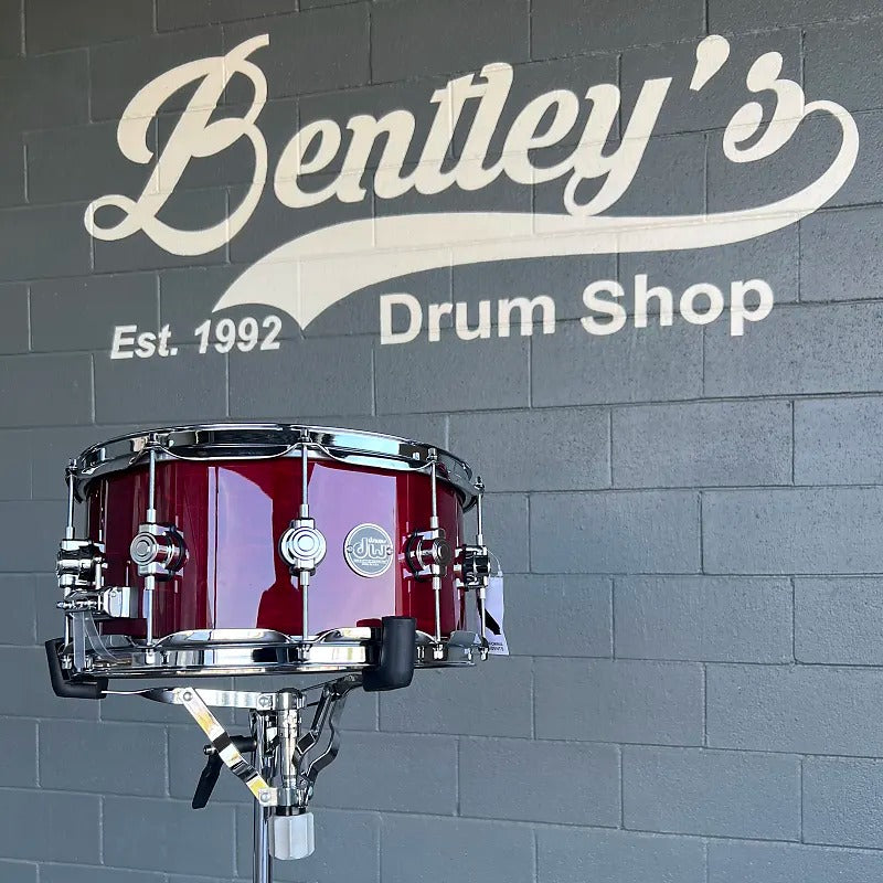 Caisse claire DW Performance Series 6,5x14" en teinte cerisier