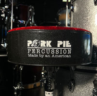 Trône à tambour rond Pork Pie avec dessus en écrasement rouge et côtés scintillants en charbon de bois