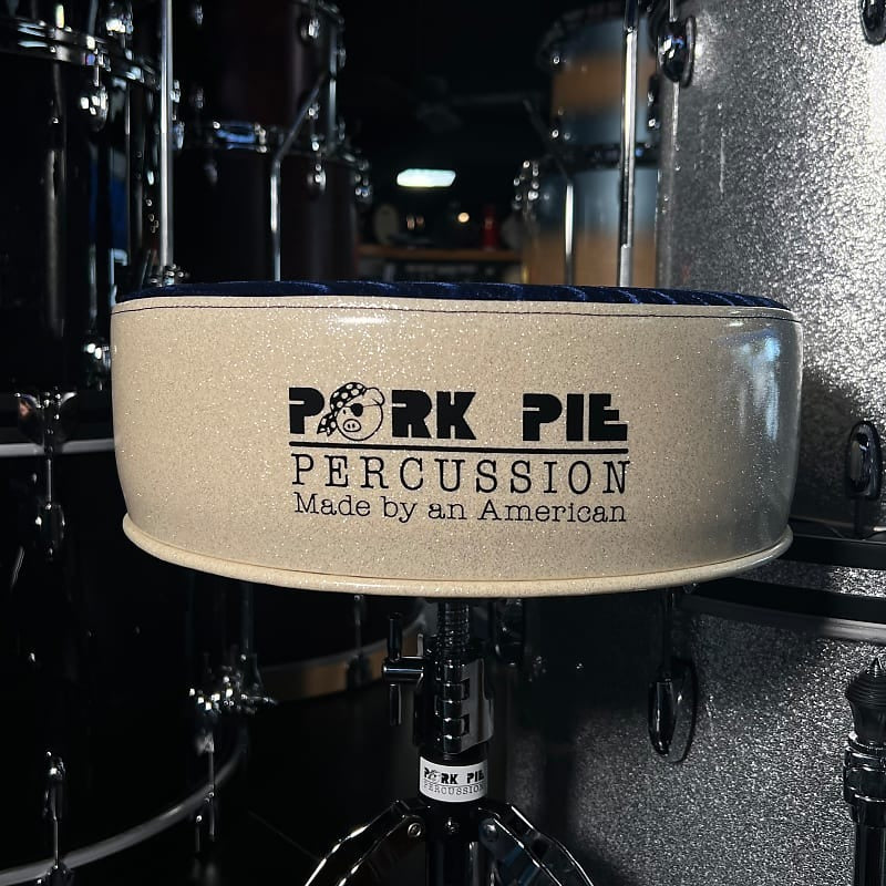 Trono redondo Pork Pie con parte superior de terciopelo azul marino con remolinos y laterales blancos brillantes