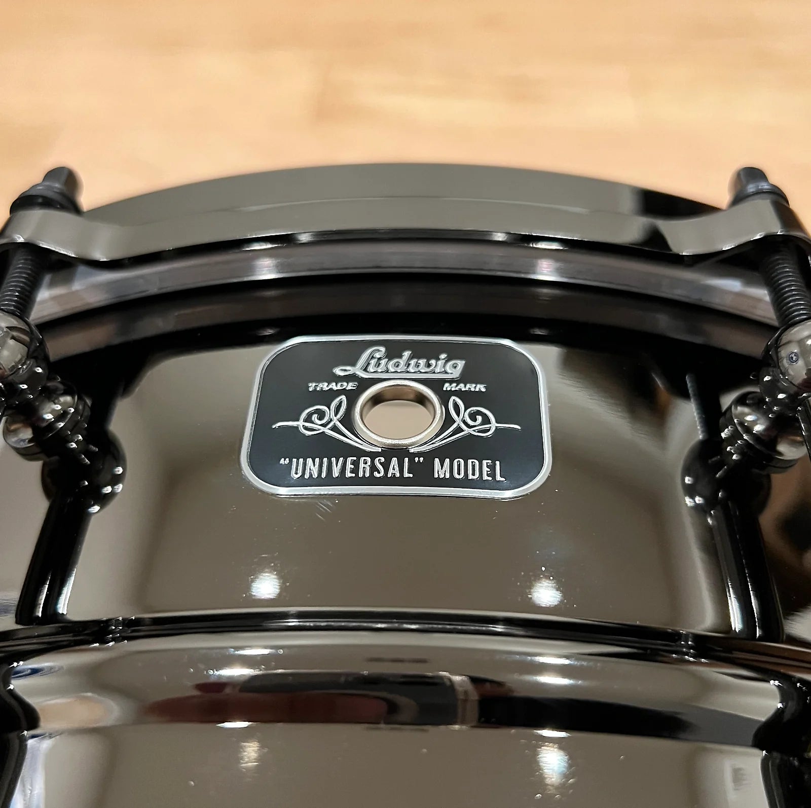 Ludwig LU6514 Universal Black Brass 6.5x14 Snare Drum with Black Ludwig LU6514 Universal Black Brass 6.5x14 Snare Drum with Black