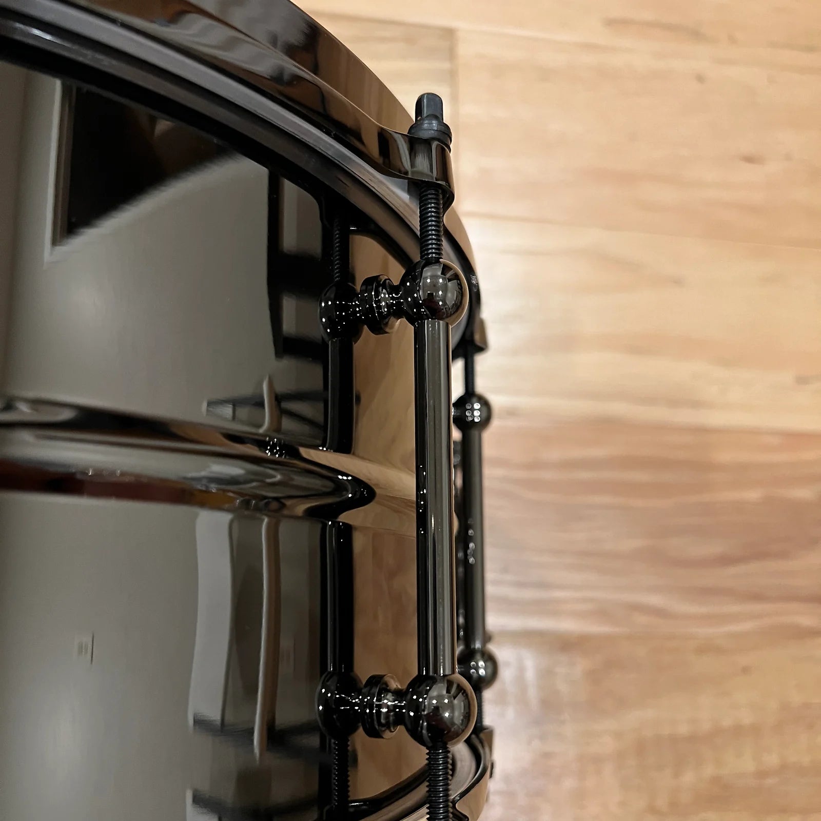 Ludwig LU6514 Universal Black Brass 6.5x14 Snare Drum with Black Ludwig LU6514 Universal Black Brass 6.5x14 Snare Drum with Black
