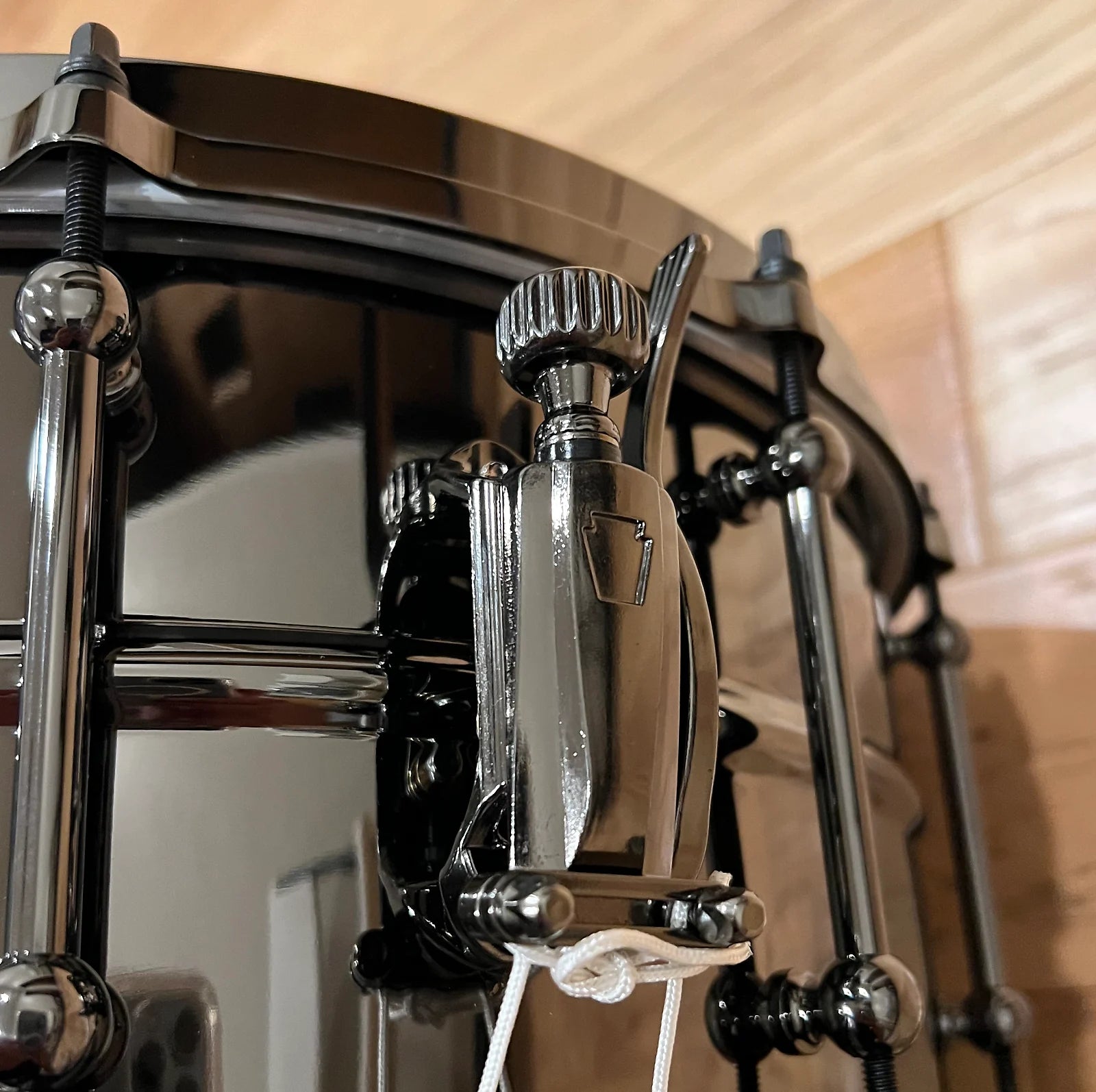 Ludwig LU6514 Universal Black Brass 6.5x14 Snare Drum with Black Ludwig LU6514 Universal Black Brass 6.5x14 Snare Drum with Black