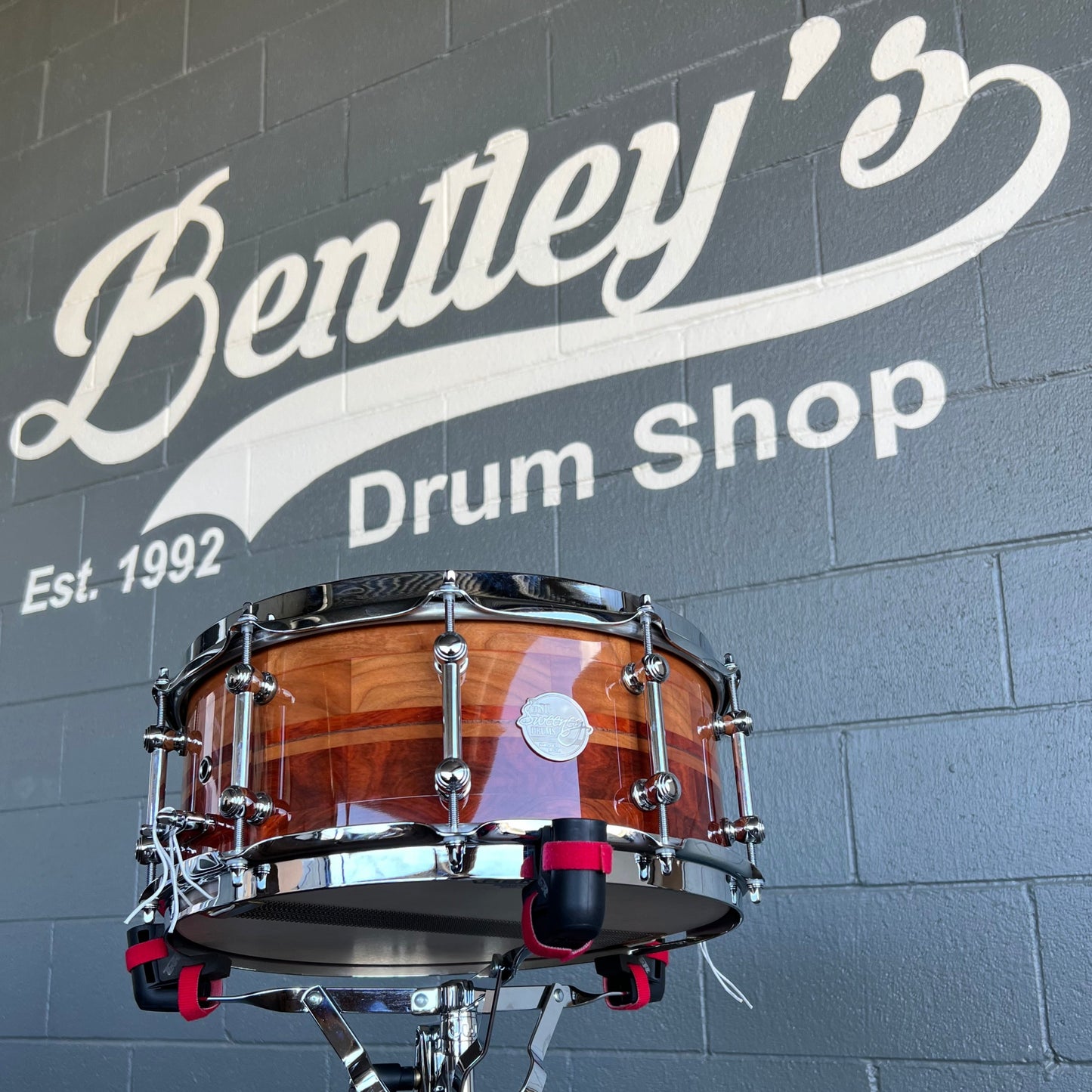 Caisse claire "Equinox" Doc Sweeney Drums 6,5x14" Cherry &amp; Redheart avec noyer courbé à la vapeur