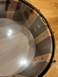 Caisse claire Doc Sweeney 14x5,5 Stave Claro Walnut &amp; Birdseye Maple avec matériel Aztec Gold Tout neuf