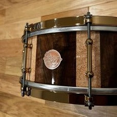 Caisse claire Doc Sweeney 14x5,5 Stave Claro Walnut &amp; Birdseye Maple avec matériel Aztec Gold Tout neuf