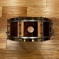 Caisse claire Doc Sweeney 14x5,5 Stave Claro Walnut &amp; Birdseye Maple avec matériel Aztec Gold Tout neuf