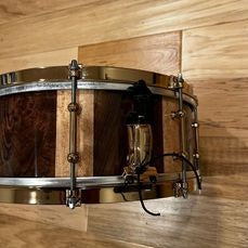 Caisse claire Doc Sweeney 14x5,5 Stave Claro Walnut &amp; Birdseye Maple avec matériel Aztec Gold Tout neuf
